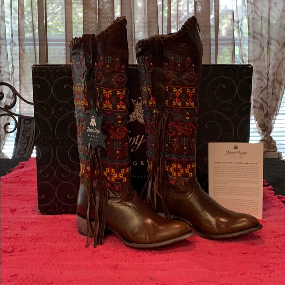 Brown cowboy boots with embroidery embellishment